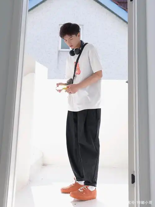 穿着白色t恤的小哥哥,身高180,体重70公斤,大学男生都这么帅吗