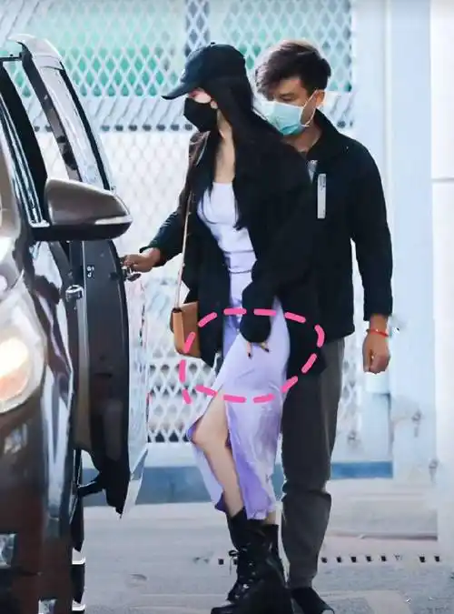 杨幂穿时尚长裙回京!