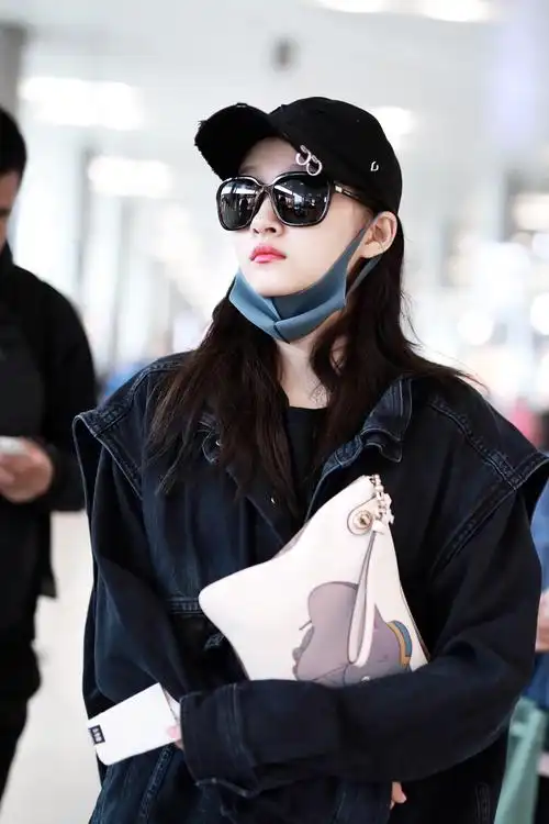 1/ 12 搜狐娱乐讯 2019年4月29日,上海,关晓彤现身机场.