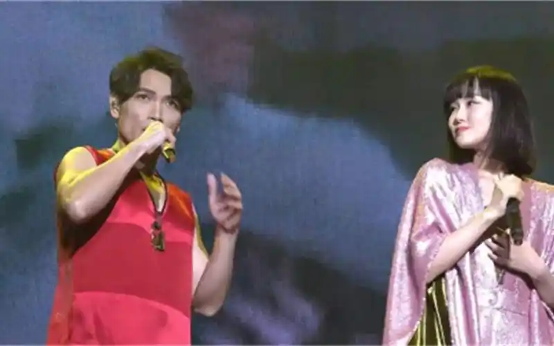 黄龄这穿衣太大胆了!杨宗纬和她同台唱歌,眼睛都不知道往哪撇