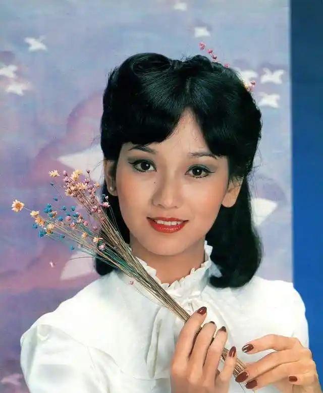 赵雅芝晒年轻时的照片,青涩的脸庞和稚嫩的眼神,不愧为影视女神