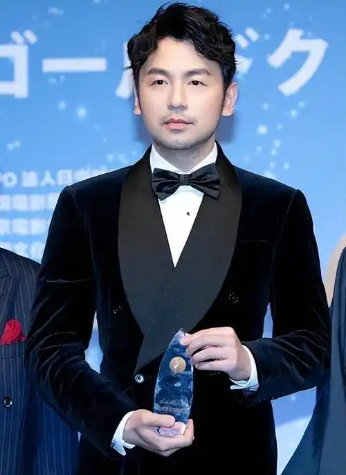 雷佳音14岁因早恋辍学,和妻子裸婚,如今逆袭成为一线明星_小时候_因为