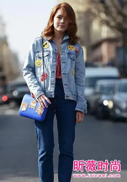 上身是浅色牛仔外套的话,裤装就选择深色系,搭配短靴时,可以卷起