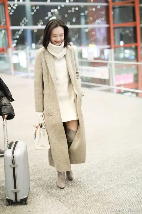 漂亮姐姐!王鸥穿大衣配过膝靴文艺范儿 低头浅笑气质温柔