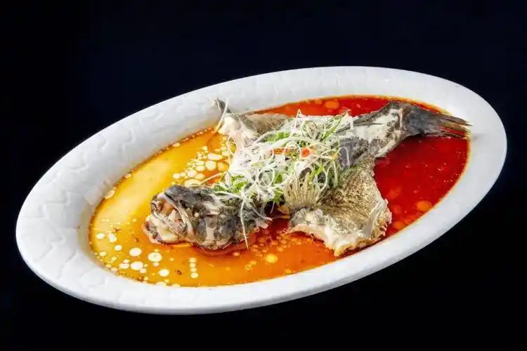 低脂肪,咸蛋黄的加入 使得蟹的鲜味再次得到提升 年年有余-清蒸笋壳鱼