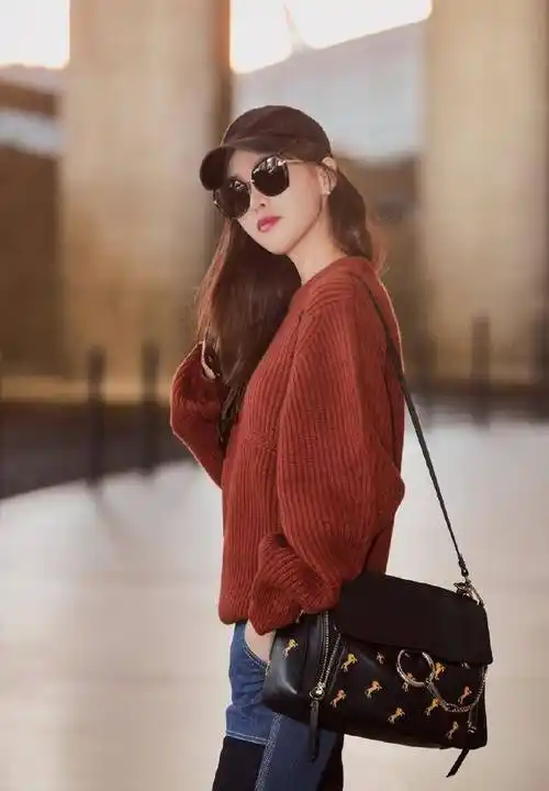 唐嫣35岁又怎样,一身深v连衣裙嫩回18岁,一点不显老美出少女感_发型_