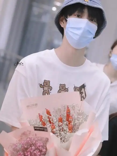 敖子逸捧花太爱了吧