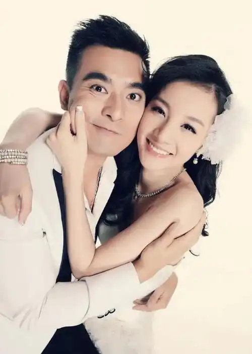 宋佳陈龙分手17年,他闪婚小10岁娇妻获幸福,她只恋爱不结婚仍未婚