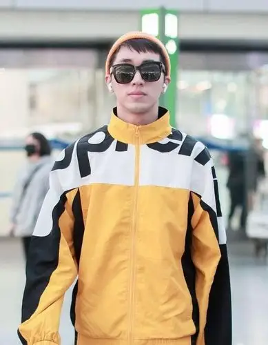 look2:运动外套 牛仔裤许魏洲最近的发型总是表现出