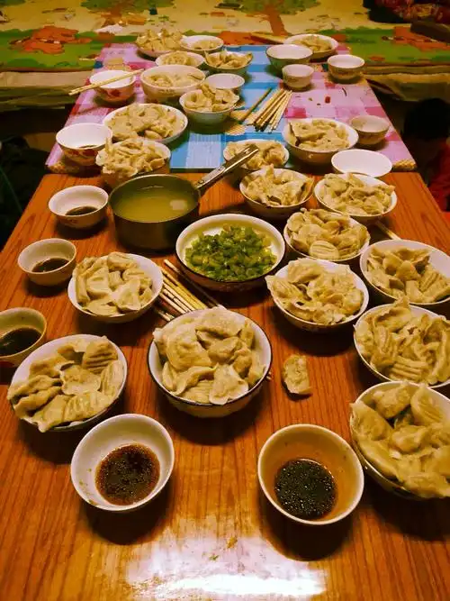 吃饺子:在北方,过年吃饺子是个很普遍的习俗,年夜饭必须要吃饺子.