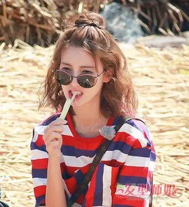 卷发的方式来完成的女生齐肩短发半扎丸子头的发型,将发际线上的头发