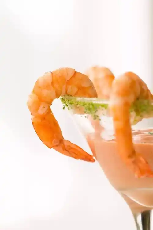 用 shrimp cocktail( 鲜虾盅 )作为开胃菜再合适不过,明亮鲜艳的颜色