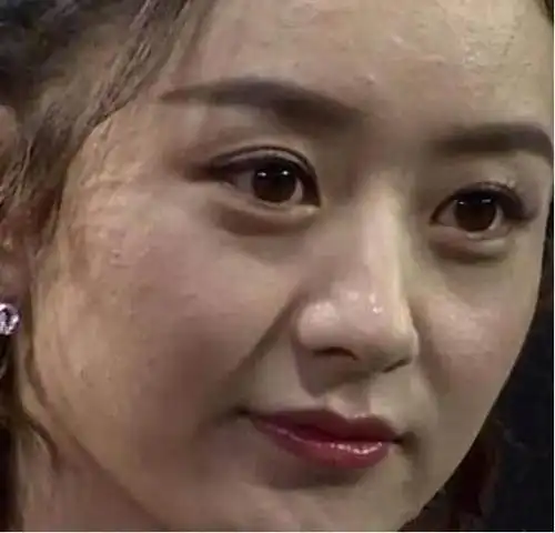 赵丽颖为美妆代言拍大片,却因太累皮肤粗糙起痘,像老了五岁!