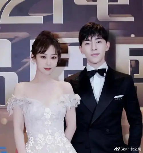 邓伦杨紫的甜蜜合照 你们觉得这对配不配呢