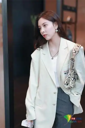 宋妍霏穿西装变御姐歪头卖萌 机场与粉丝挥手告别依依不舍