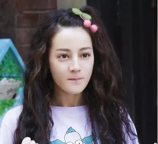 而《漂亮的李慧珍》中,迪丽热巴也以爆炸头,满脸雀斑的丑态示人.