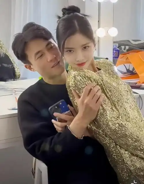 杜淳的娇妻王灿在她的个人社交媒体上晒出了两张自拍的美丽照片,她还