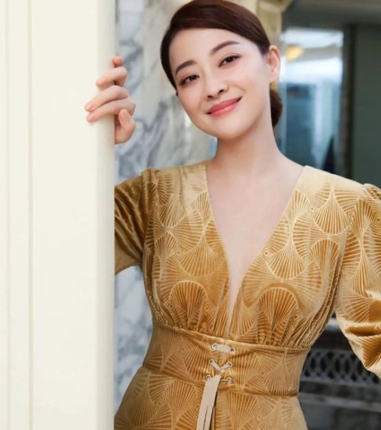 41岁梅婷近照曝光,和网红同框,素颜出镜状态好