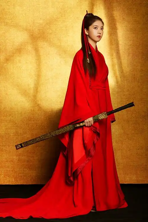 李凯馨一袭红衣又美又飒 尽显侠女风采