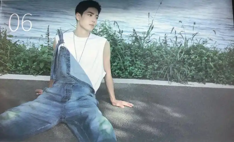 拥抱让自然荡涤,肖战身穿纯色t搭蓝色牛仔背带裤,青春活力!
