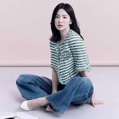 宋慧乔的柔美系穿搭演绎温柔与妩媚