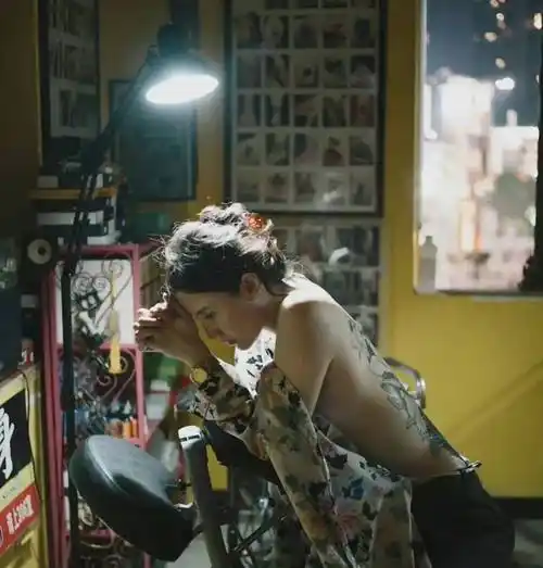 散发氛围感的女神:宋佳吊带纹身造型魅力十足_个性_五官_烟雾