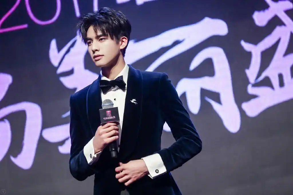 分享一组宋威龙图片给大家,图中的明星图片壁纸会点缀你的电脑桌面