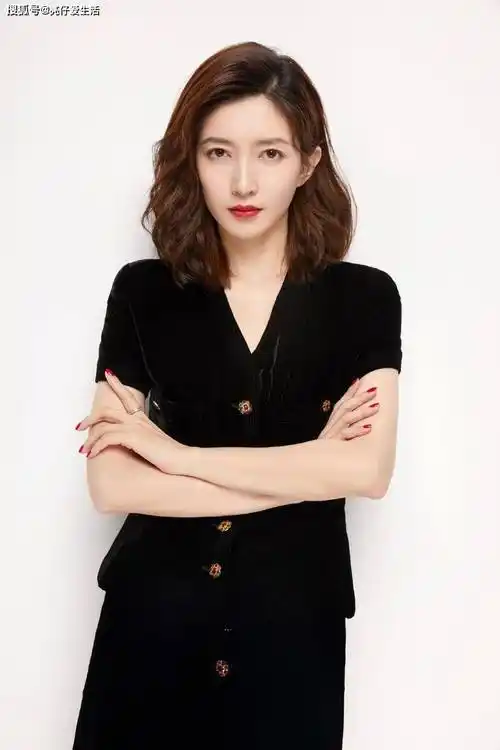 黑金魅力浓妆美女演绎时尚新风尚