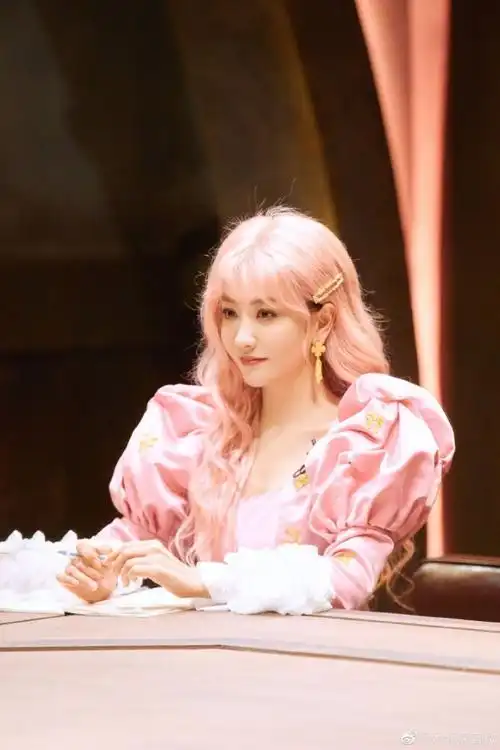 杨蓉大侦探剧照粉发芭比造型甜美精致