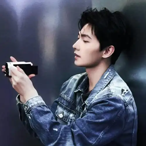 1791    杨洋身穿牛仔衣服,阳光又帅气,展现出牛仔的风采,浑身