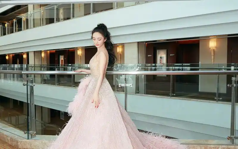 杨幂羽毛裙性感优雅桌面壁纸