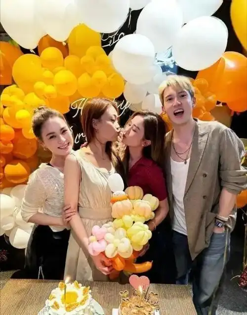 容祖儿在他们的围绕下笑得那叫一个灿烂.