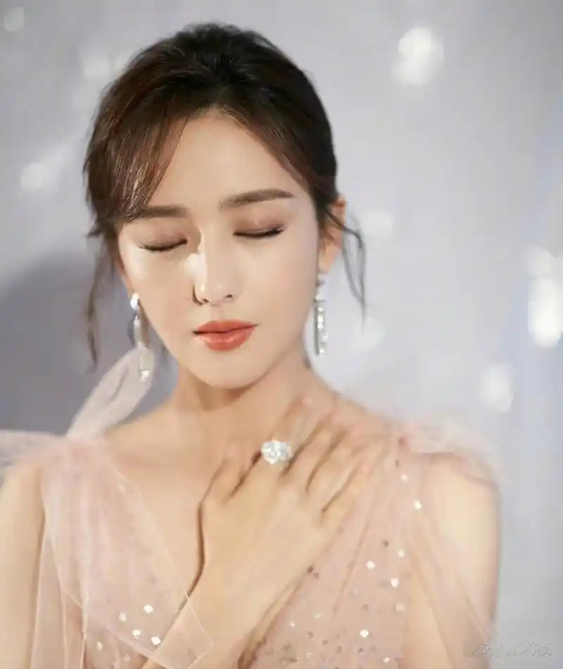 佟丽娅的长相,是越怼脸越美,而且我好喜欢她的梨涡和虎牙