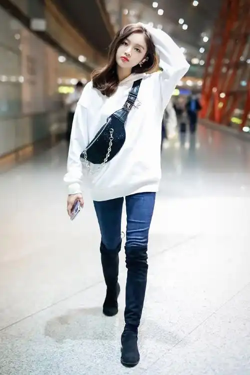 吴宣仪最新机场私服过膝长靴果然只有大长腿能穿
