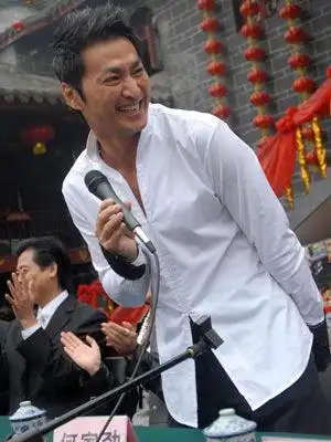 何家劲拍戏秀客家话 遭倒茶小妹奚落