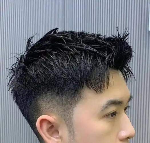 男生留这款微分前刺发型好帅