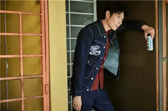 艾伦成熟魅力写真曝光 别具一格诠释时尚态度