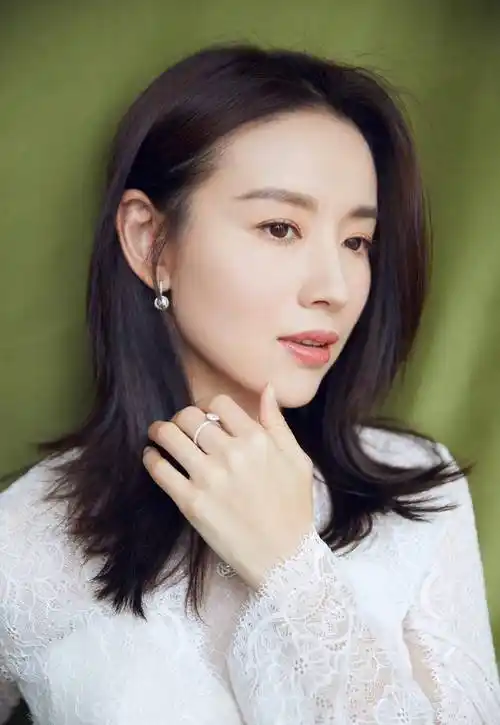 起来董洁一直都非常漂亮,最美的时候也就是她年轻时候那会了,当年出演