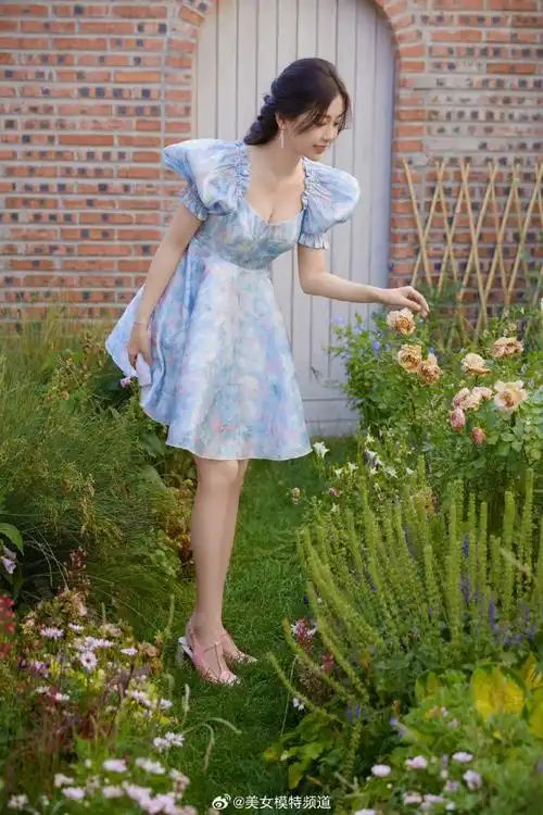 虞书欣碎花裙好甜好美