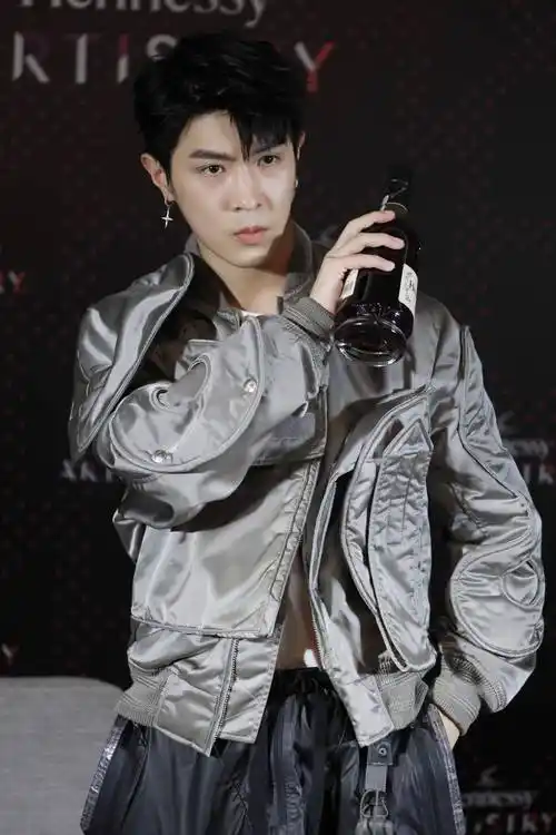 马伯骞未来感银色外套帅气前卫 分享《thats ok》创作理念_活动_品牌