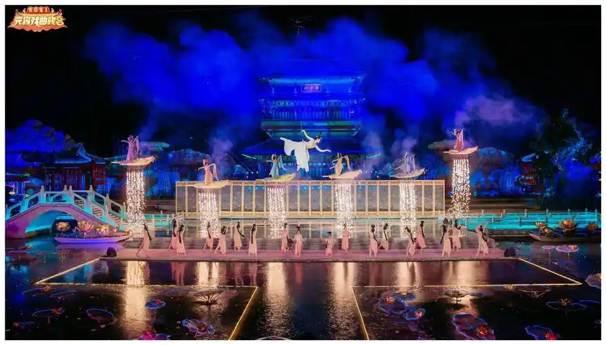 氛围,体现古典与现代的跨界,混搭,融合,同时引入无人机,威亚,水上拍摄