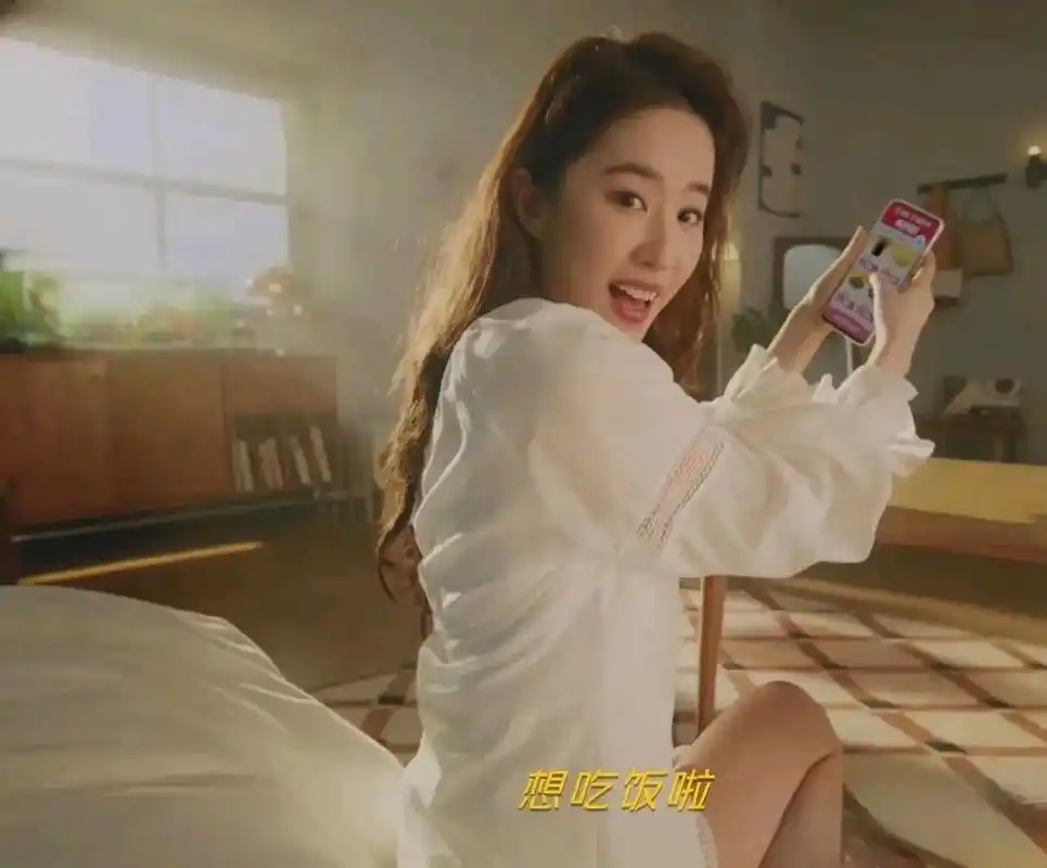 拍摄的美团外卖广告中,刘亦菲也太显嫩了吧,完全看不出年龄,还以为