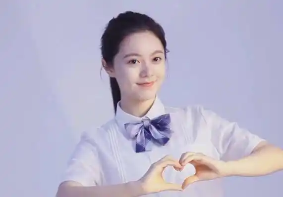 赵今麦回学校拍广告,在操场上又蹦又跳活力十足,一身校服太亮眼_带着