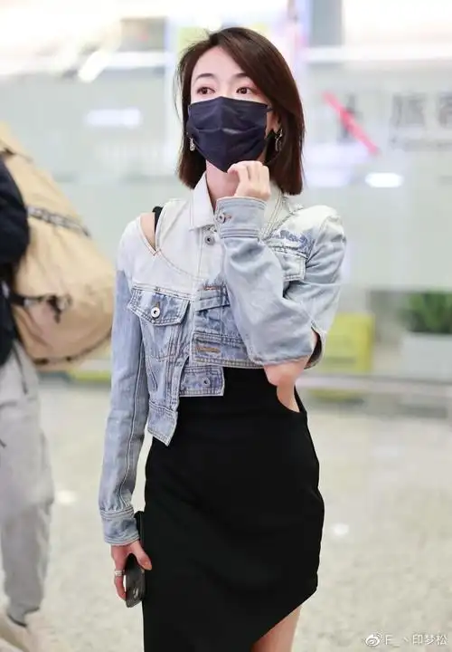 机场街拍吴瑾言超短牛仔衣挖空开衩裙帆布鞋热辣性感