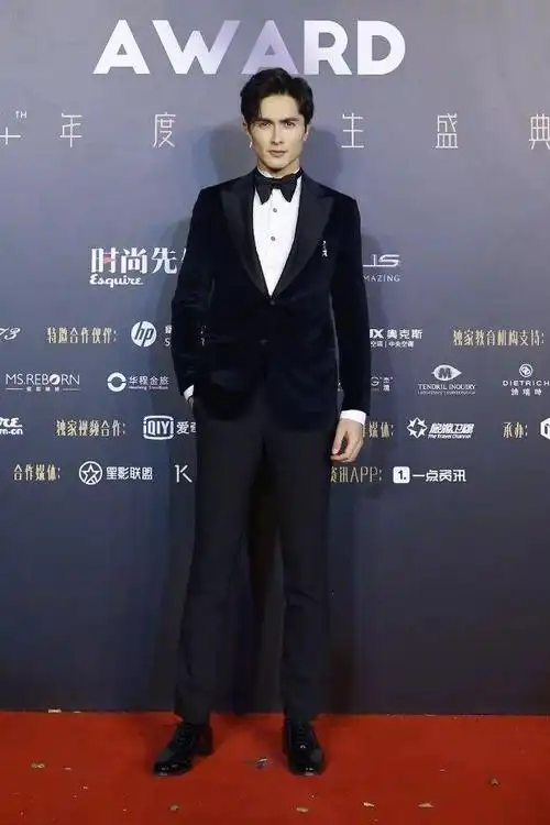 官方身高184的刘昊然弟弟,也是完美过线