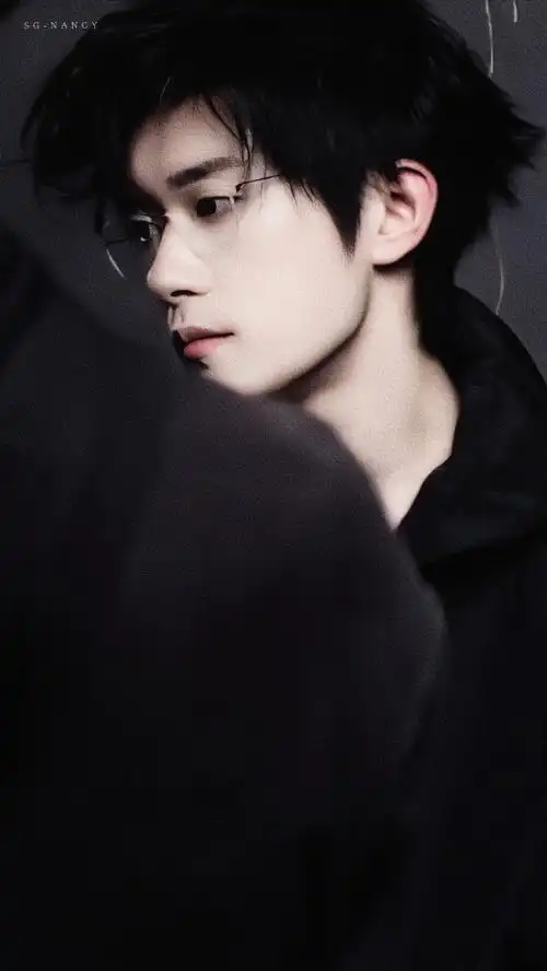 #易烊千玺世界尽头传来的影像回响#