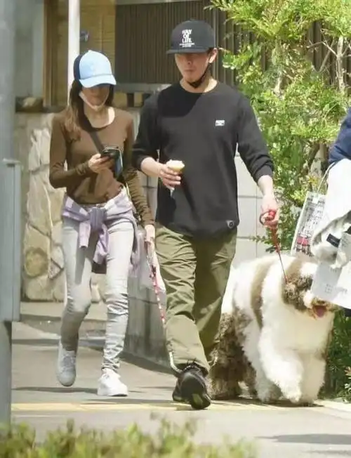 木村拓哉夫妇罕见合体,工藤静香身材超显老,穿紧身裤暴露o型腿