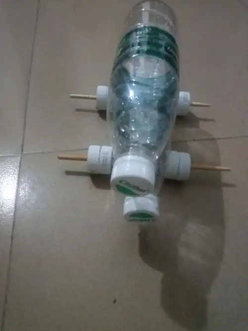 二年级(2)班 陈任杰 手工环保小汽车