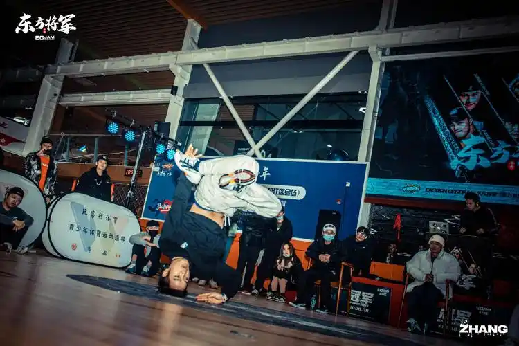 文翔路的玩客行体育中心,各路街舞好手展示的专业动作令人眼前一亮