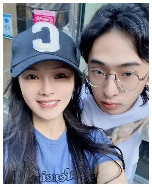 伊能静儿子哈利在美国庆生,22岁大秀纹身,眼神犀利,表情叛逆.|甜蜜|星